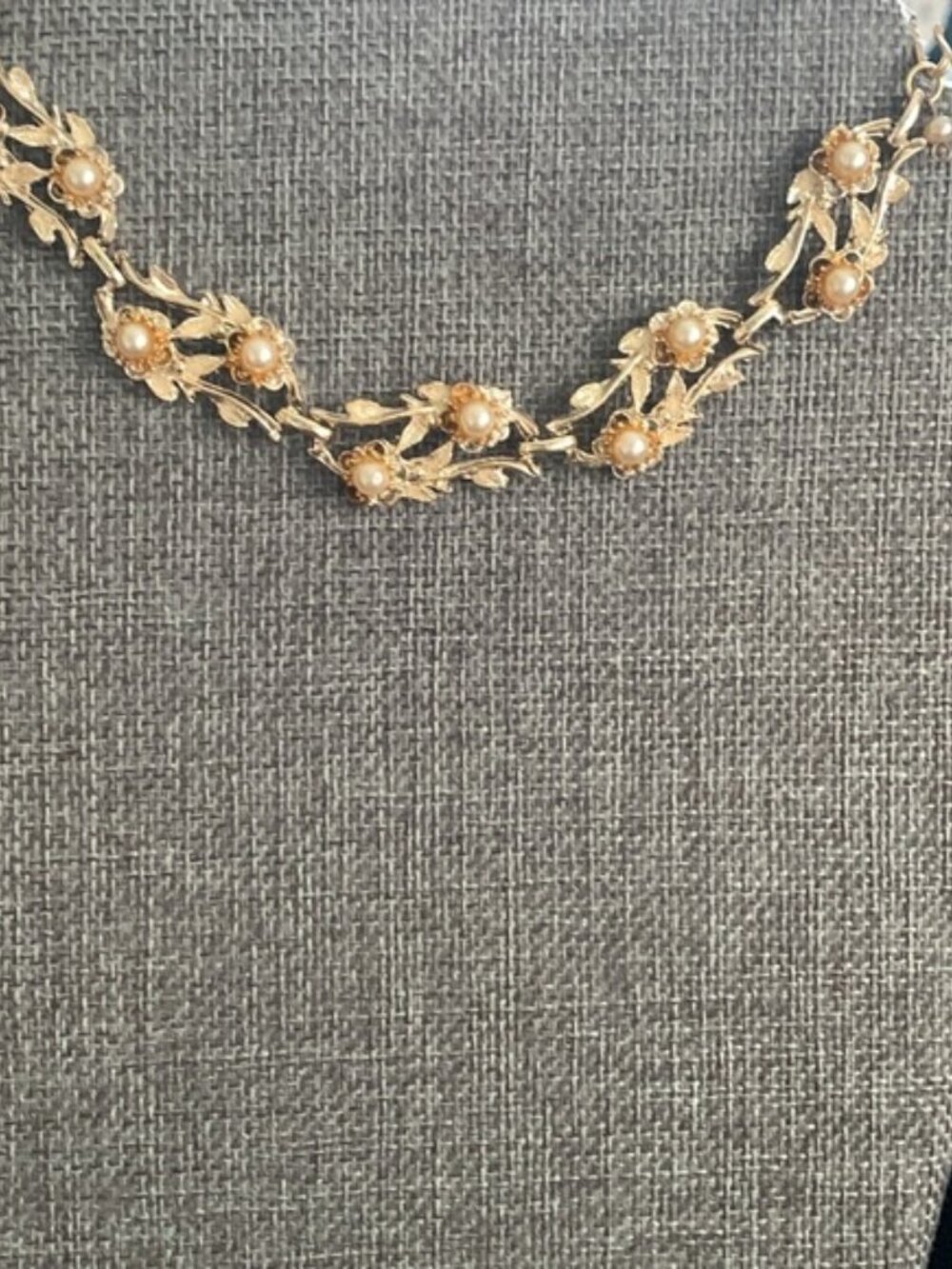 Two faux pearl necklaces - 1 vint goldtone floral 13” & 1 silvertone modern 18” - Picture 6 of 8